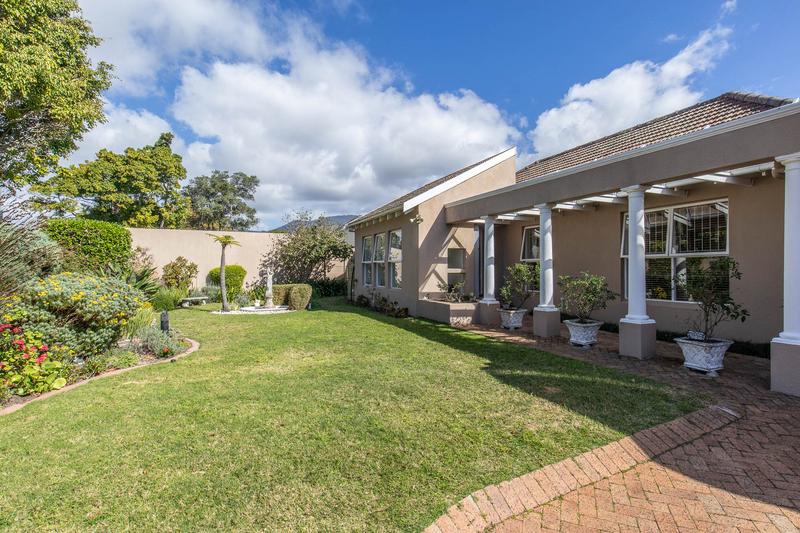 5 Bedroom Property for Sale in Meadowridge Western Cape